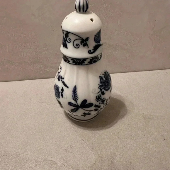 Seymour Mann VIENNA WOODS "Blue Onion Pattern" Salt  Shaker - Picture 3 of 5